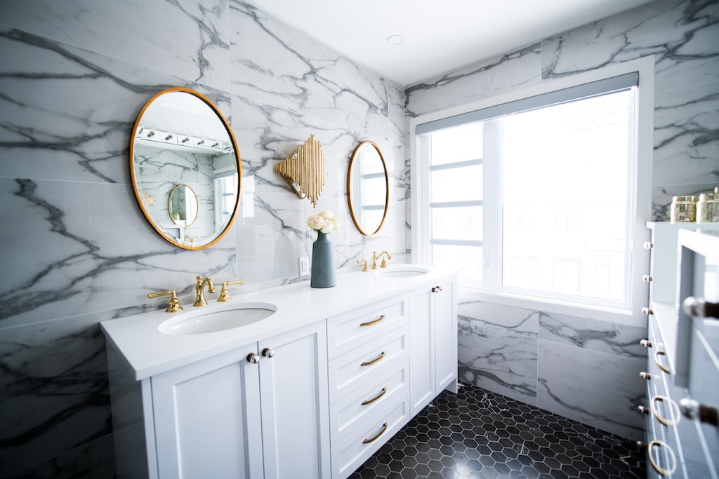 Płytki do łazienki – minimalizm czy bogate zdobienia? Wybierz styl dla siebie!